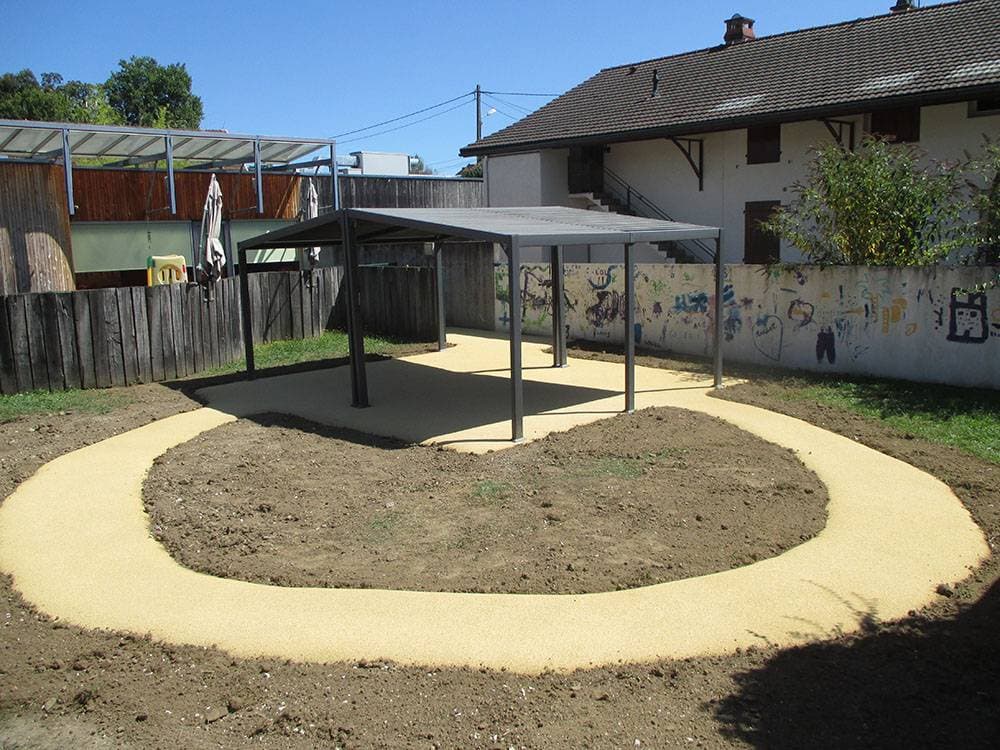 realisation de sol souple dans cour de creche louhans 71 par aj3m