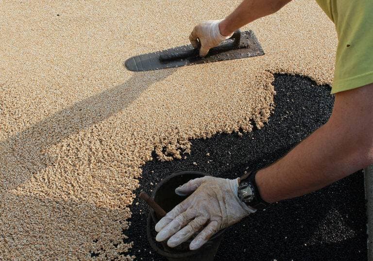 Application d’un sol coulé amortissant en granulés d’EPDM recyclés et colorés pour aire de jeux ou sol décoratif extérieur